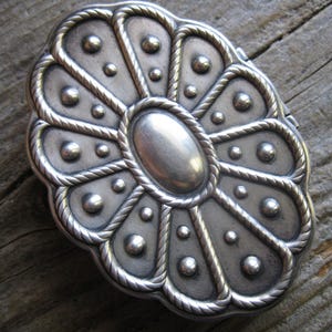 ca 1920 STERLING 3" Box, solidny schowek na skarby z zawiasami, tabakierka, pierścienie i święte rzeczy. Kolekcjonerski, zabytkowy kompakt VOLUPTE, ponownie wykorzystany.