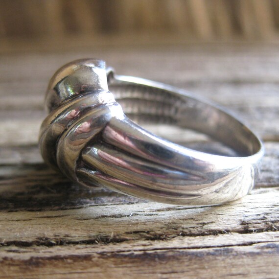 solid STERLING RING, sz 8. Sturdy dimensional cas… - image 5