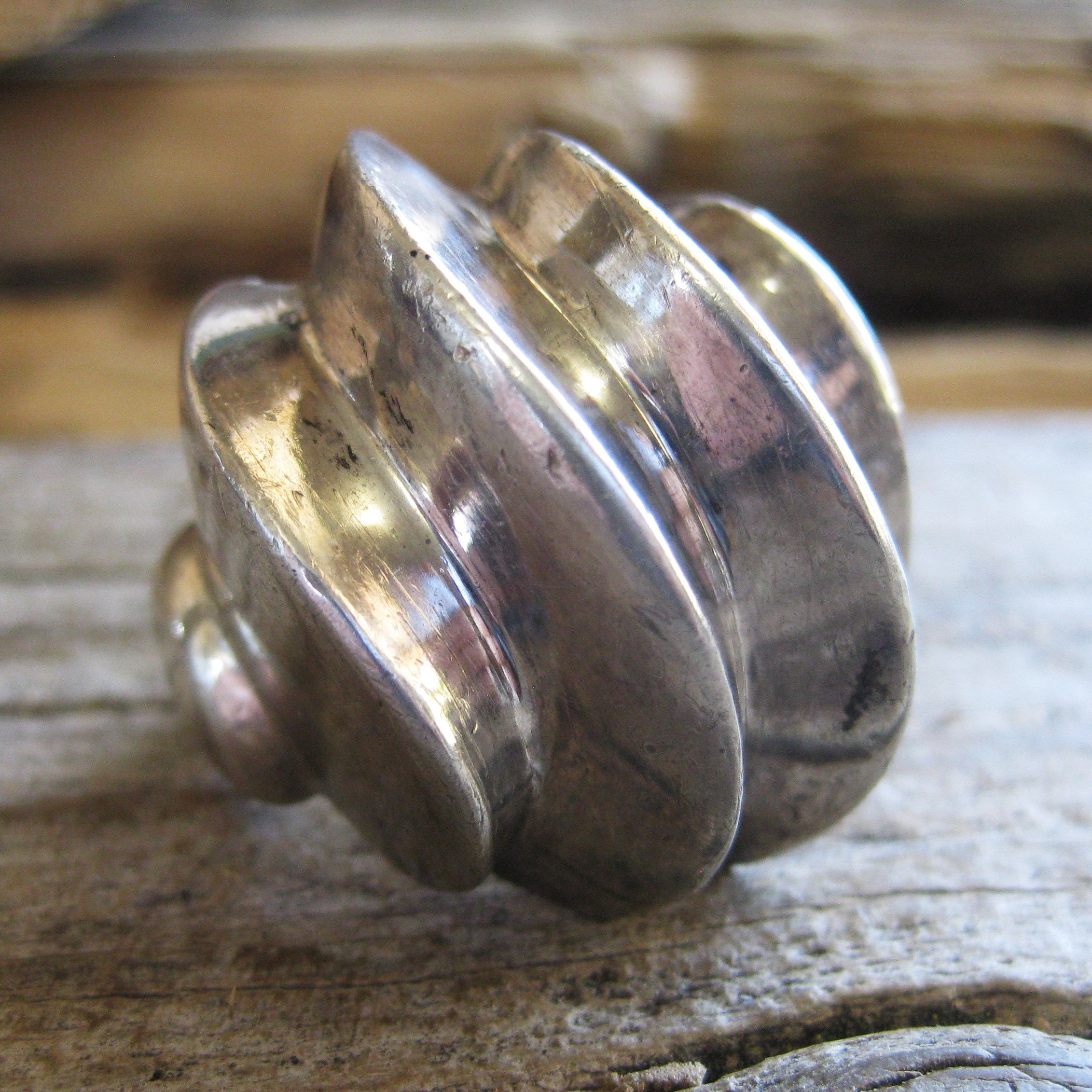 ca 1970 heavy Sterling knuckle RING, size 6 1/2. Collectible high end Modernist designer Bayanihan, unisex chunky 1 1/4" wide top, edgy.