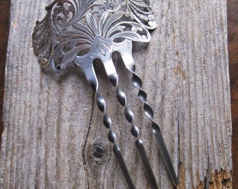 Porta fermaglio per chignon con pettine per capelli inciso, epoca VITTORIANA del 1840-70 circa, in argento sterling 5 1/2". Oggetto antico da collezione realizzato artigianalmente. Robusto per tutti i tipi di capelli.