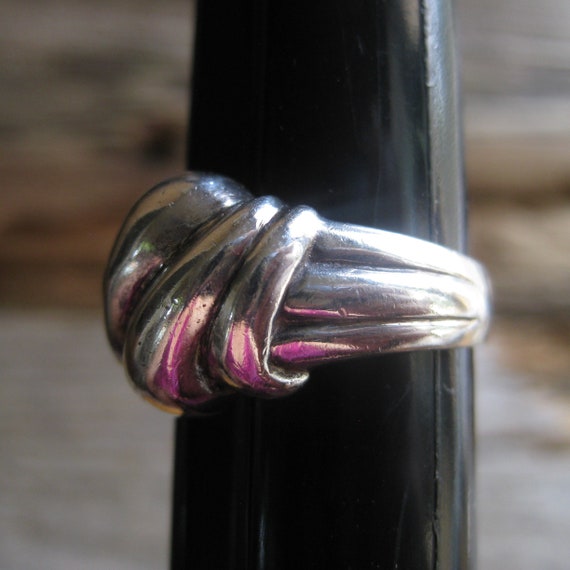 solid STERLING RING, sz 8. Sturdy dimensional cas… - image 9