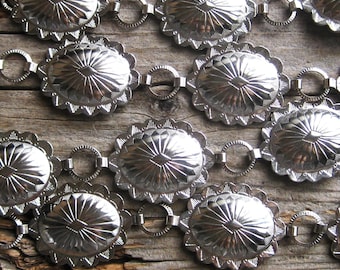 ca 1970 CEINTURE à chaîne CONCHO de 41 po. de style Navajo, 140,5 g, métal argenté robuste. Un look bohème du sud-ouest ambitieux à une excellente affaire ! Mode.