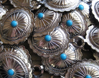 ca 1970 CEINTURE avec chaîne CONCHO de 37 po. style Navajo, 167,4 g de métal argenté et turquoise synthétique. Inspiration sud-ouest des États-Unis à un prix fantastique ! Mode.