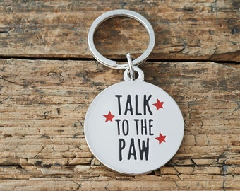 Placa de Identificação Personalizada para Cães – Placa com o Divertido Slogan “Fale com a Pata”, Placa com o Nome do Animal de Estimação Gravado, Latão Banhado a Prata