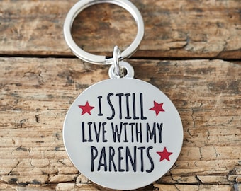 Placa de Identificação Personalizada para Cães – Placa com a Frase Divertida “Ainda Moro com Meus Pais”, Placa com Nome do Animal de Estimação Gravado, Latão Banhado a Prata