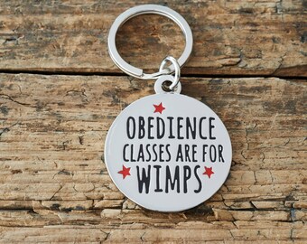 Placa de Identificação Personalizada para Cães – Placa com o Divertido Slogan “Aulas de Obediência São Para Fracos”, Placa com Nome do Animal de Estimação Gravado, Latão Banhado a Prata