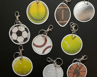 Llavero deportivo con dijes para bolso: dijes de equipos escolares de fútbol, béisbol, voleibol, baloncesto y sóftbol firmados por artistas.