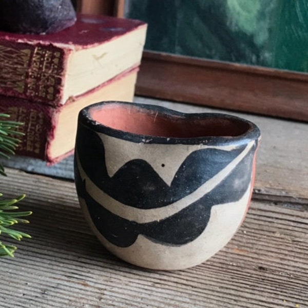 Small Santo Domingo  Ceramic Pinch Pot Vase New Mexico Vintage Antique Pueblo Native American Polychrome