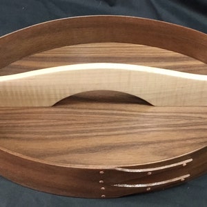 Puede incluir: Un juego de tres tazas de cer&aacute;mica con un acabado moteado y mate. Las tazas son de color crema, marr&oacute;n claro y marr&oacute;n oscuro. Cada taza tiene un dise&ntilde;o simple y minimalista y un asa redondeada.