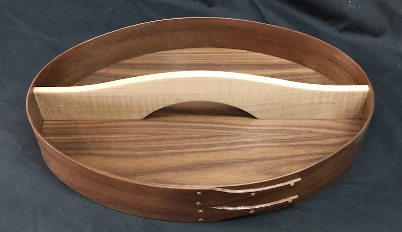 Puede incluir: Un juego de tres tazas de cer&aacute;mica con un acabado moteado y mate. Las tazas son de color crema, marr&oacute;n claro y marr&oacute;n oscuro. Cada taza tiene un dise&ntilde;o simple y minimalista y un asa redondeada.