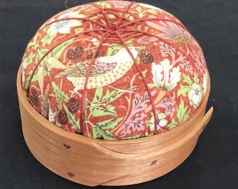 Alfiletero artesanal con forma de tomate - Cereza - Wm. Morris Strawberry Thief, mini ladrillo, bordado a mano