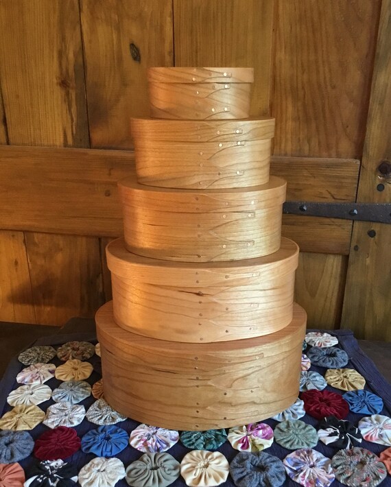 Shaker eiförmig aus Holz handgefertig