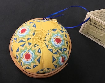 Peluche tomate Shaker fabriquée à la main - Cerise - Jaune avec de charmants motifs bleus, rouges et verts. Toile d'araignée cousue main