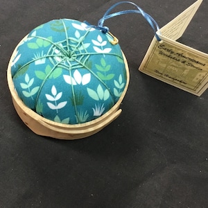 Alfineteiro artesanal Shaker em formato de tomate - madeira de ácer olho-de-pássaro, tons de azul-turquesa, menta, verde e branco com estampa floral. Bordado em ponto aranha feito à mão.