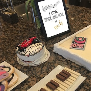 印刷可能なゴールド「I love Rock and Roll and Snacks」サイン（8 x 10）、音楽テーマのフードサイン、DJテーマのデザートサイン、レコードテーマのフードテント