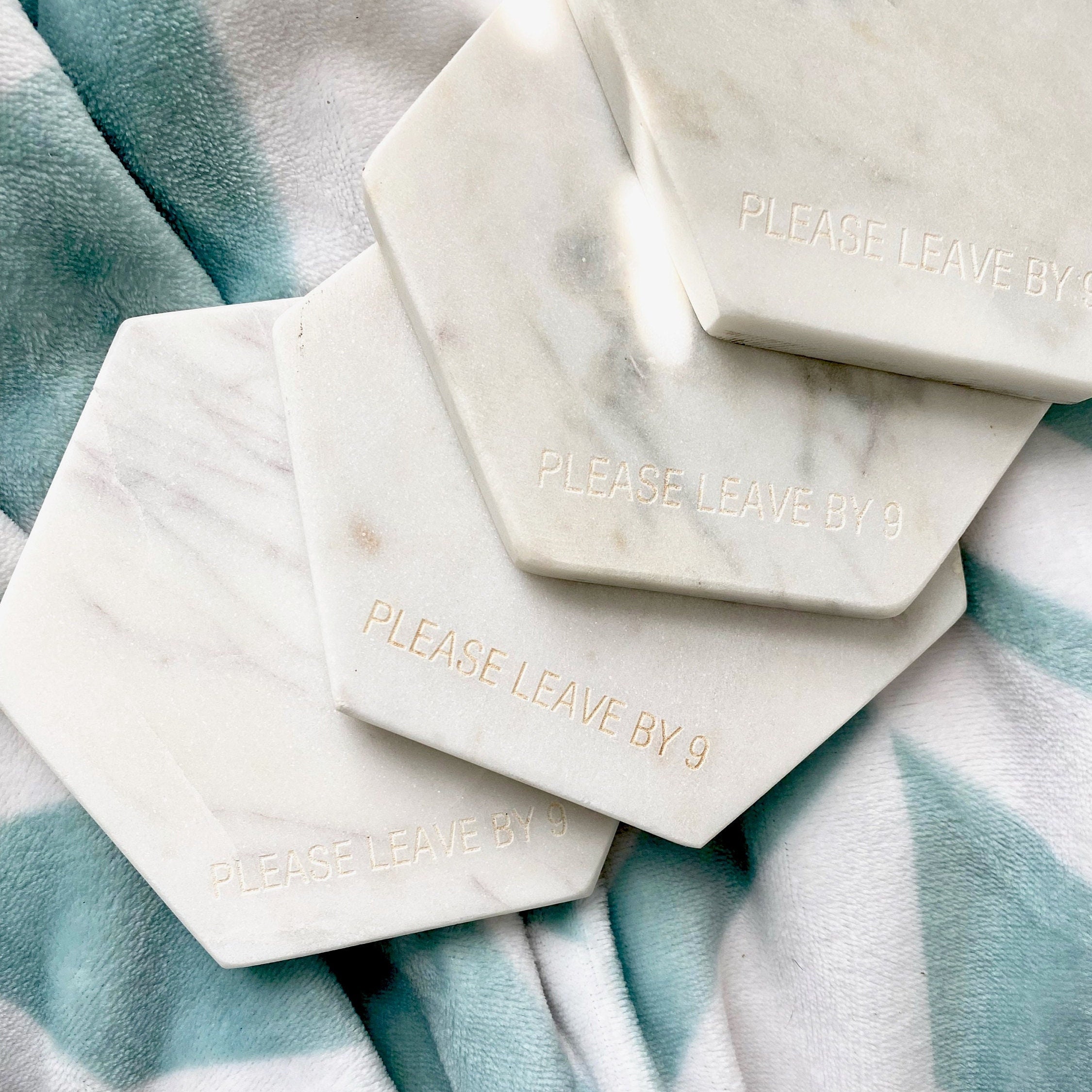 Marble Coasters - Please Leave By 9 Cadeau Introverti de Nouvelle Maison Drôle Ensemble 4 Sous-Verre