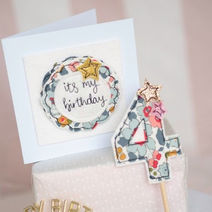 Insigne et carte d'anniversaire. Insigne d'anniversaire pour garçon. Insigne d'anniversaire de fille. C'est mon anniversaire. Insigne en tissu. Insigne de premier anniversaire. Insigne 40e anniversaire