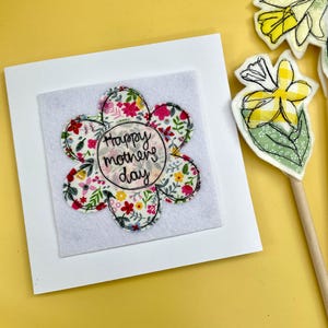 Carte de fête des mères brodée à main levée à motif floral