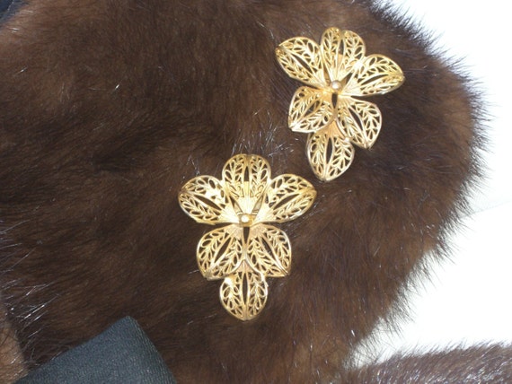 Fur Clips - Pair of Gold Tone Filigree Clips - Vi… - image 4