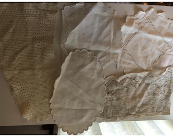 Lote de cinco toalhinhas de crochê vintage e antigas, brancas ou quase brancas - algumas com formatos únicos ou incomuns.