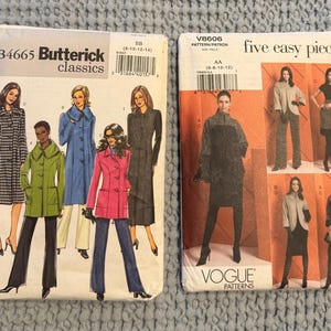 Könnte beinhalten: Zwei Vintage-Schnittmusterumschläge. Einer ist ein Butterick-Klassik-Schnittmuster, B4665, mit Manteldesigns. Der andere ist ein Vogue-Schnittmuster, V8606, mit der Aufschrift "five easy pieces". Beide zeigen Illustrationen von Frauen, die die Kleidungsstücke tragen.