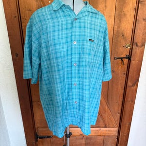 Puede incluir: Juego de tres tazas de cerámica color crema con esmalte moteado. Cada taza presenta un diseño floral pintado a mano en tonos azules, verdes y amarillos. Las tazas tienen una forma simple y redondeada, con asa.