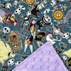 Puede incluir: Una tela azul turquesa con un patr&oacute;n repetido de personajes de Pesadilla Antes de Navidad. Los personajes incluyen a Jack Skellington, Sally, Oogie Boogie y Zero. La tela es suave y afelpada, y ser&iacute;a perfecta para una manta o una almohada.