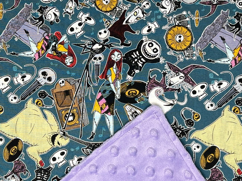 Puede incluir: Una tela azul turquesa con un patr&oacute;n repetido de personajes de Pesadilla Antes de Navidad. Los personajes incluyen a Jack Skellington, Sally, Oogie Boogie y Zero. La tela es suave y afelpada, y ser&iacute;a perfecta para una manta o una almohada.