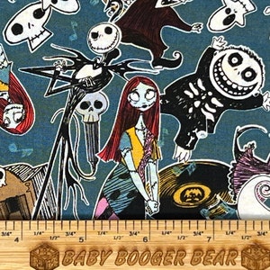 Puede incluir: Una tela colorida con personajes de Pesadilla Antes de Navidad. La tela presenta a Jack Skellington, Sally y otros personajes de la pel&iacute;cula. La tela est&aacute; impresa sobre un fondo azul.