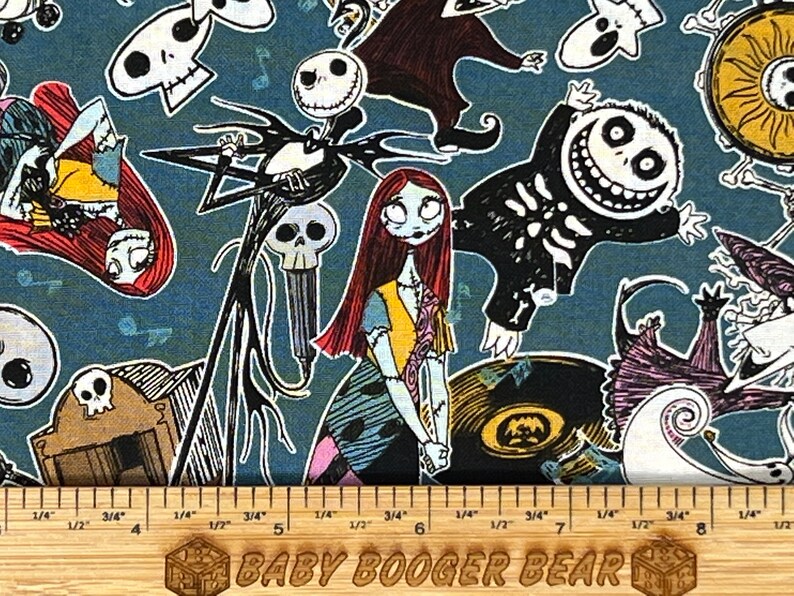 Puede incluir: Una tela colorida con personajes de Pesadilla Antes de Navidad. La tela presenta a Jack Skellington, Sally y otros personajes de la pel&iacute;cula. La tela est&aacute; impresa sobre un fondo azul.