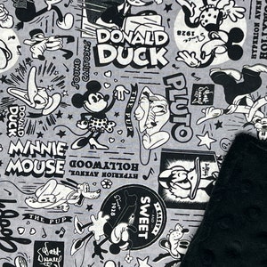 Peut inclure: Un tissu gris avec un motif de dessin anim&eacute; en noir et blanc repr&eacute;sentant Mickey Mouse, Minnie Mouse, Donald Duck et Pluto. Le motif comprend des &eacute;l&eacute;ments textuels tels que "Donald Duck", "Minnie Mouse" et "Goofy".