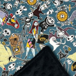 Puede incluir: Una tela azul turquesa con un patr&oacute;n repetido de personajes de Pesadilla Antes de Navidad. Los personajes incluyen a Jack Skellington, Sally, Oogie Boogie y Zero. La tela es perfecta para proyectos de manualidades, acolchado y decoraci&oacute;n del hogar.