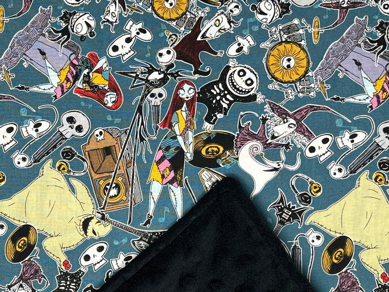 Puede incluir: Una tela azul turquesa con un patr&oacute;n repetido de personajes de Pesadilla Antes de Navidad. Los personajes incluyen a Jack Skellington, Sally, Oogie Boogie y Zero. La tela es perfecta para proyectos de manualidades, acolchado y decoraci&oacute;n del hogar.