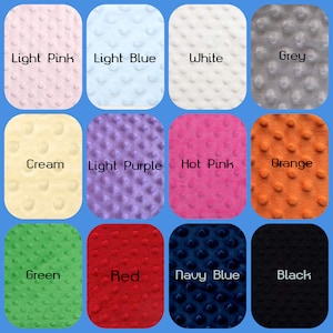 K&ouml;nnte beinhalten: Ein Raster von zw&ouml;lf Stoffmustern in verschiedenen Farben, jeweils mit einer strukturierten, gepunkteten Oberfl&auml;che. Zu den Farben geh&ouml;ren Hellrosa, Hellblau, Wei&szlig;, Grau, Creme, Hellviolett, Pink, Orange, Gr&uuml;n, Rot, Marineblau und Schwarz. Jedes Muster hat einen Farbnamen in wei&szlig;em Text.