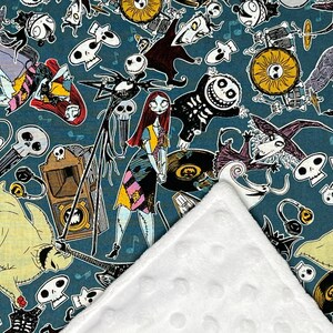 Puede incluir: Una tela azul turquesa con un patr&oacute;n repetido de personajes de Pesadilla Antes de Navidad. Los personajes incluyen a Jack Skellington, Sally y Oogie Boogie. La tela es perfecta para proyectos de manualidades, como colchas, almohadas y bolsas de mano.