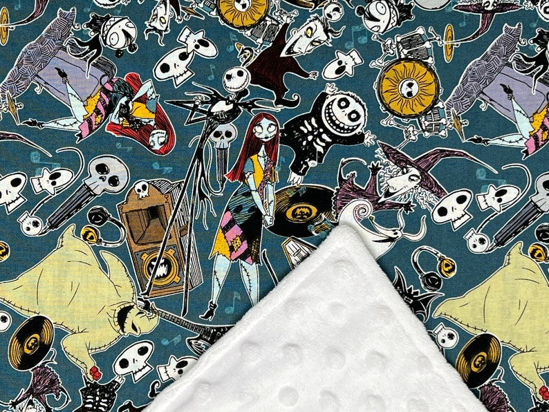 Puede incluir: Una tela azul turquesa con un patr&oacute;n repetido de personajes de Pesadilla Antes de Navidad. Los personajes incluyen a Jack Skellington, Sally y Oogie Boogie. La tela es perfecta para proyectos de manualidades, como colchas, almohadas y bolsas de mano.