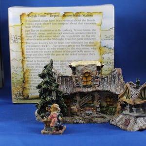 Boyds Bearly Built Villages House, Boyds Town Depot, Bearsyvania Station, Complete in Original Box