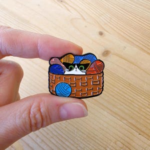 Wolle Anstecker - Süße Emaille Pin, schwarzweiße Katze im Strickkorb, Süße Tuxedo Katze im Strickkorb