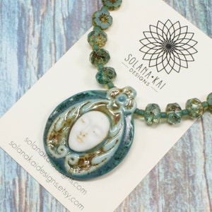 Collier de déclaration de déesse de lune - Collier pendentif de déesse - Collier de perles de verre tchèque - Bijoux Boho pour femmes - Nord-ouest du Pacifique