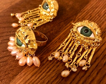 Op Schiaparelli geïnspireerde gouden boze oog-verklaring oorbel en bijpassende ring
