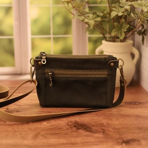 Mini cartera cruzada de lona encerada verde oliva oscuro con correa de cuero, bolso de color liso
