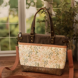 Bolso bandolera mediano con asas de piel, bolso de lona encerada y corcho, bolsillo floral rosa y cartera de muñeca a juego.