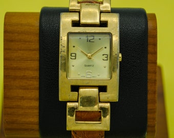 Goldfarbene Armbanduhr für Damen mit echtem Lederband