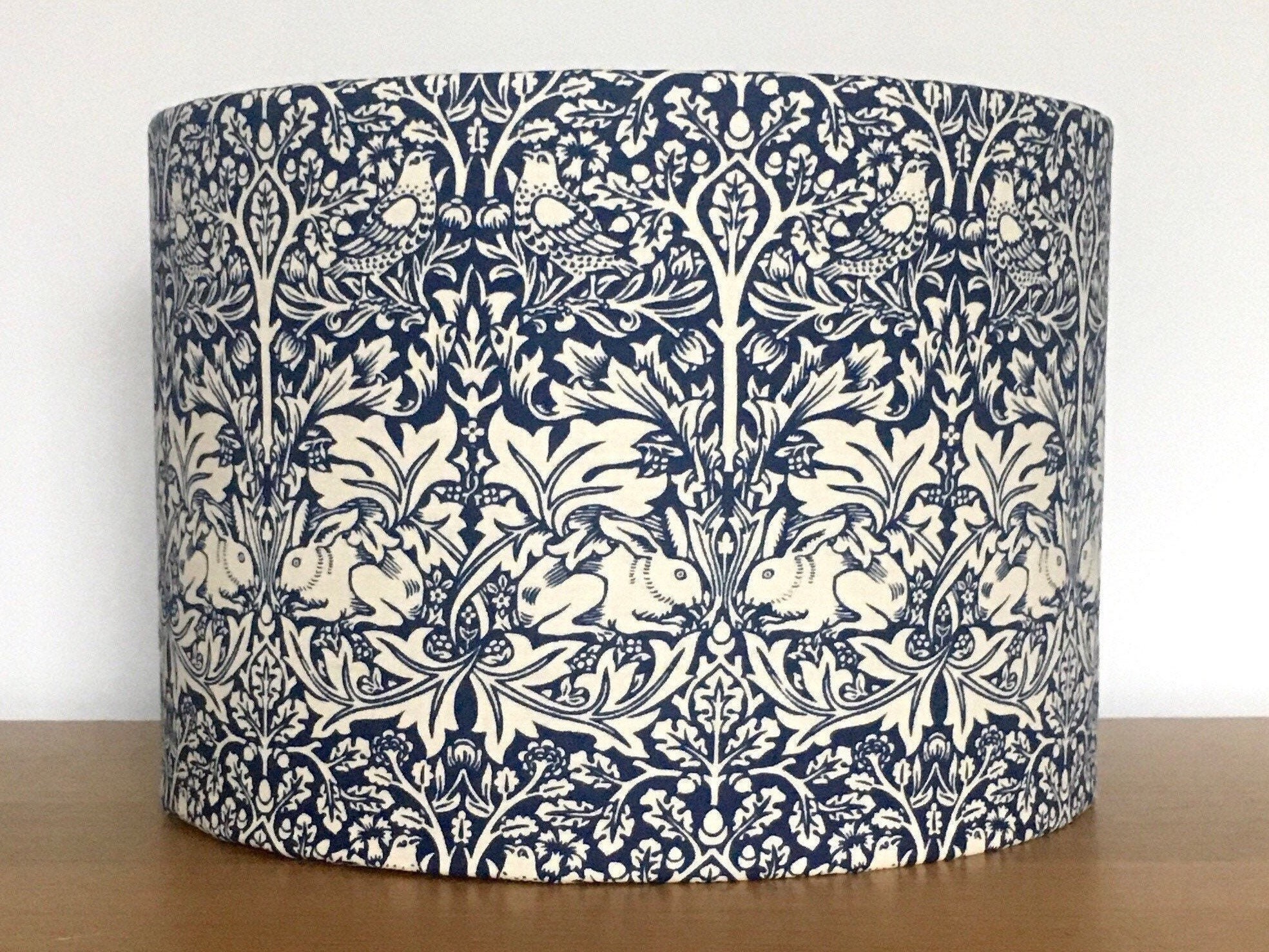 Abat-Jour Vintage William Morris « Brer Rabbit » - Standard 22 - Bleu Et Blanc - Tissu - Fabriqué Au Royaume-Uni