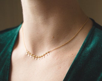 Collier Etincelle Ras de Cou Fin et Délicat avec Chaîne Petites Pampille Dorée