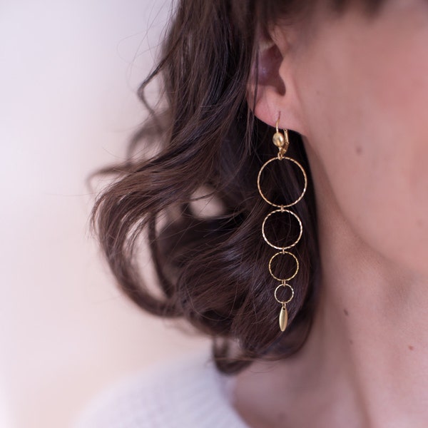 Boucles d'Oreille Ricochet, cercles finement ciselés en laiton brut