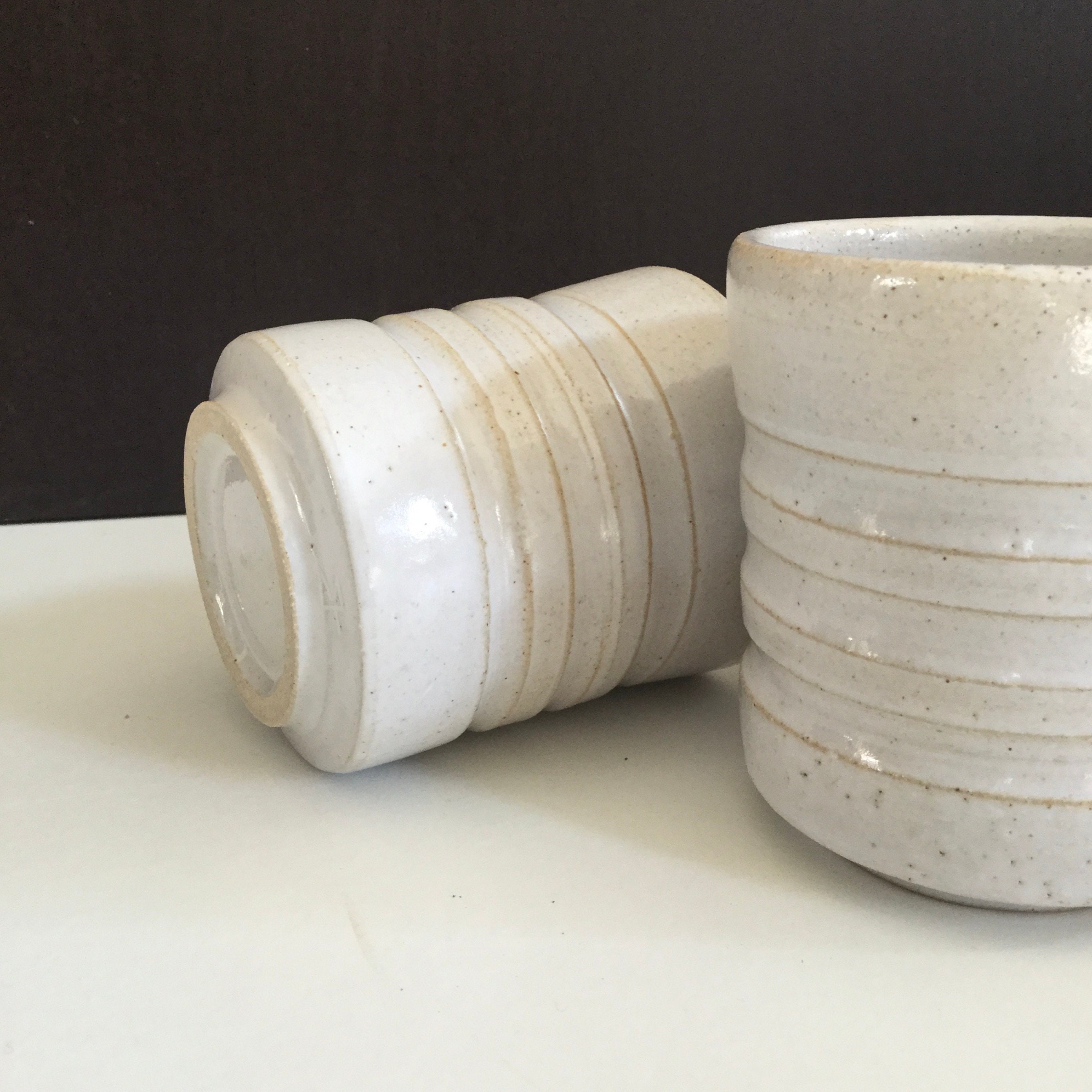 Tasse Céramique. Tasse Droite Cannelée. Gobelet Sans Anse, Chope Poterie. Émail Blanc. Grès Tourné à