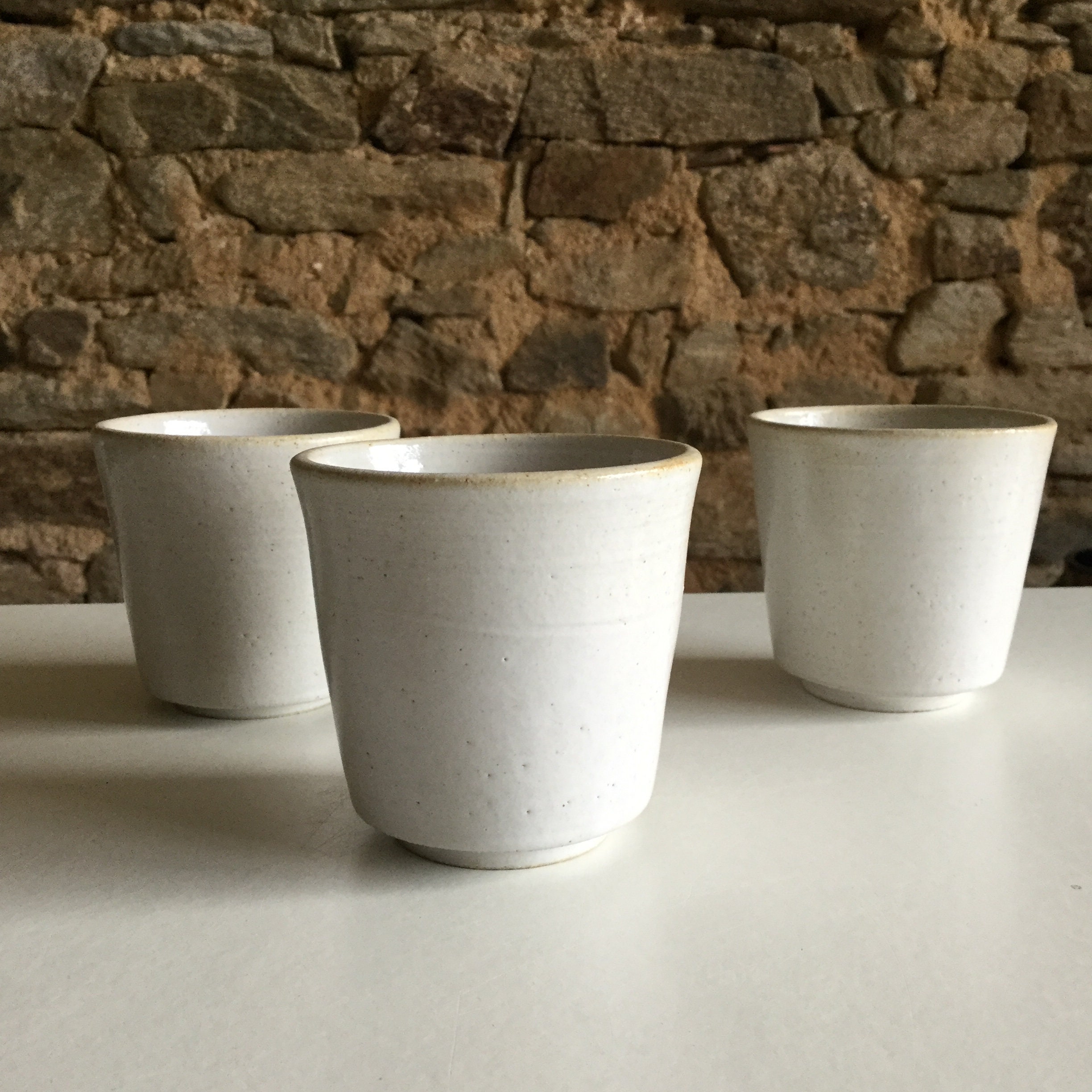 Tasse en Grès. Petite Tasse de Forme Conique. Gobelet. Verre. Mug Poterie Fait Main sur Un Tour. Tas