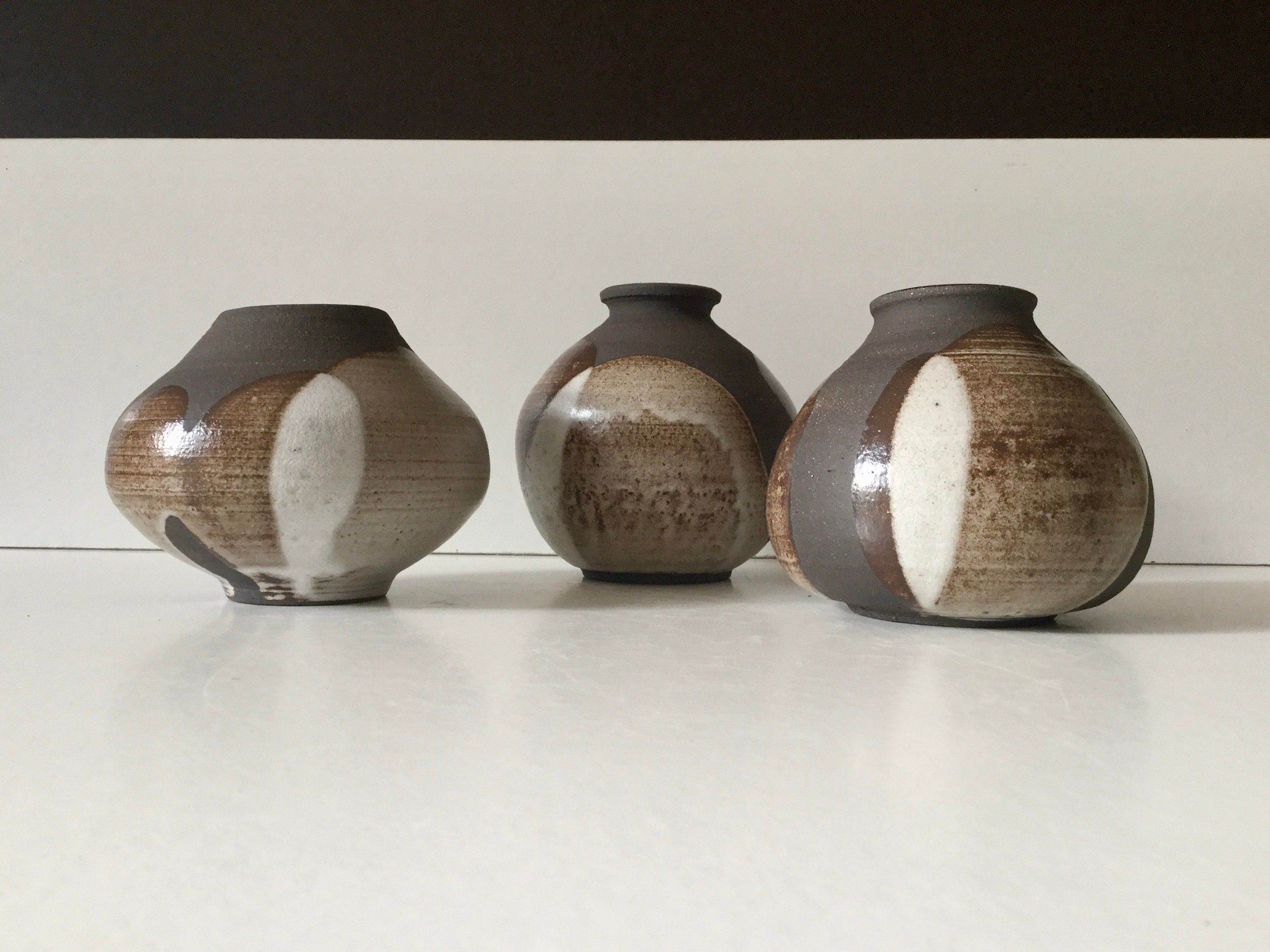 Soliflore. Vase Boule. Petit Vase en Grès Noir, Émaillé Blanc et Brun. Céramique. Poterie .