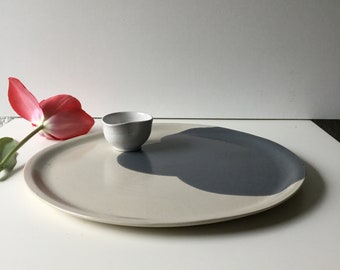 Plate 33 cm. Round pie dish. Ceramic serving tray. Large flat plate. Diam tray. 33 cm. Cake dish.